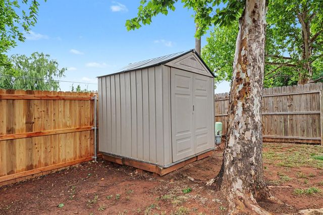 2213 Tracys Terrace, Edmond, OK 73013