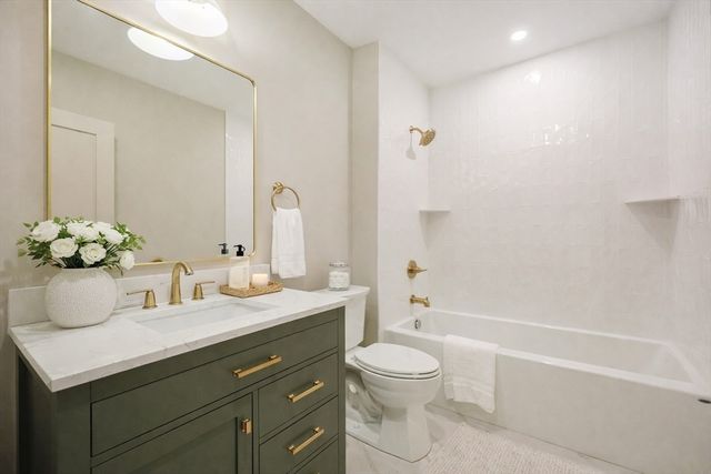 68 Rowe St U:2, Boston, MA 02131