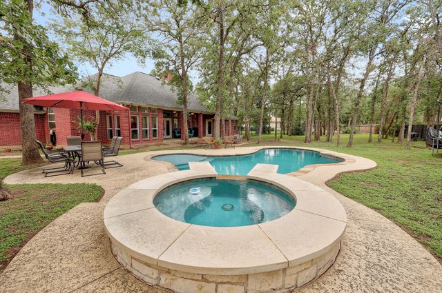 286 Arbors CIR, Elgin, TX 78621