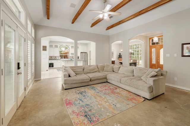 286 Arbors CIR, Elgin, TX 78621