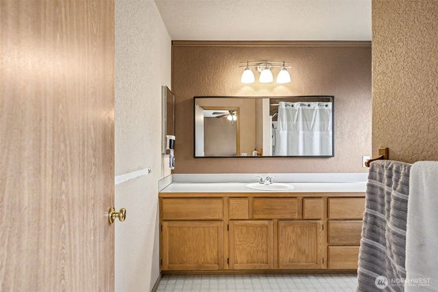 5520 Cricket Ln SE, Lacey, WA 98503