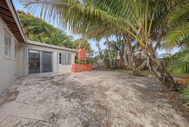 7730 W Lake Drive, Lake Clarke Shores, FL 33406