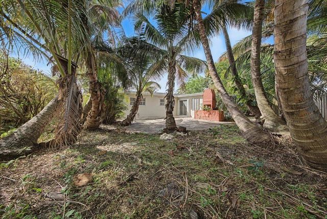 7730 W Lake Drive, Lake Clarke Shores, FL 33406