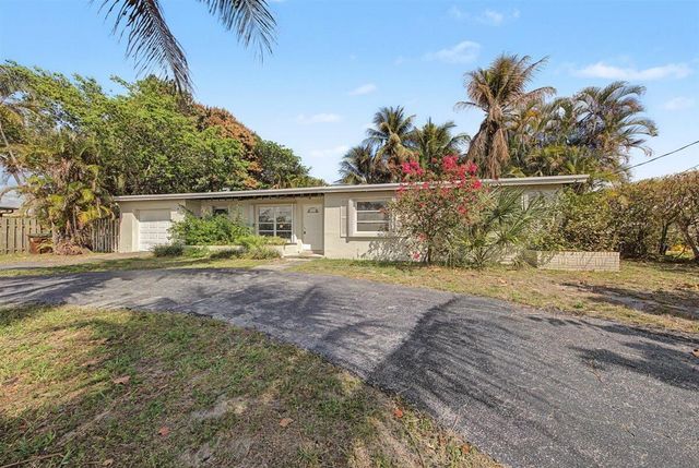 7730 W Lake Drive, Lake Clarke Shores, FL 33406