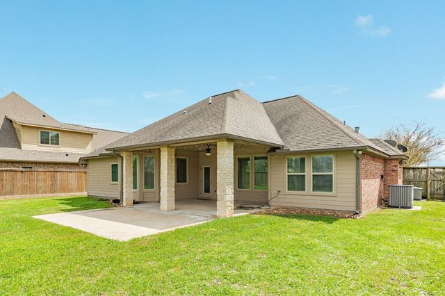 238 Creekside Lane, Lake Jackson, TX 77566