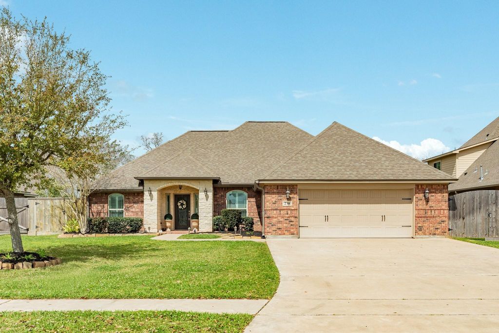 238 Creekside Lane, Lake Jackson, TX 77566
