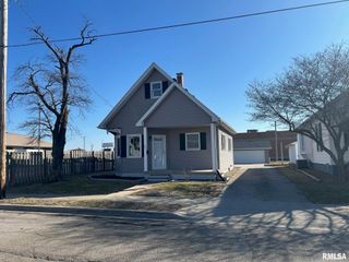 322 N CLAY Street, Taylorville, IL 62568