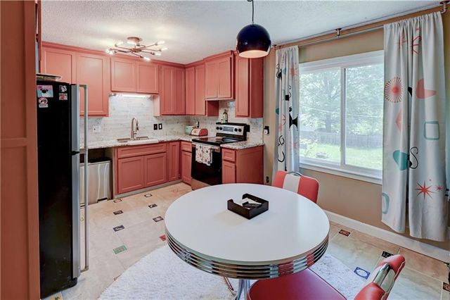 8201 E 110th Street, Kansas City, MO 64134