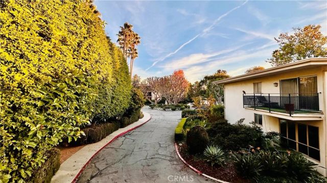 239 S Barrington Avenue F8, Los Angeles, CA 90049