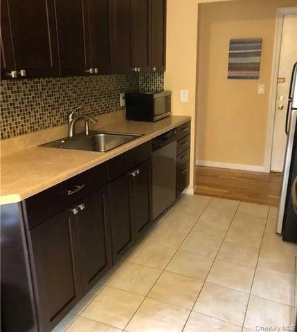 2453 Union Boulevard Apt 21B, Islip, NY 11751