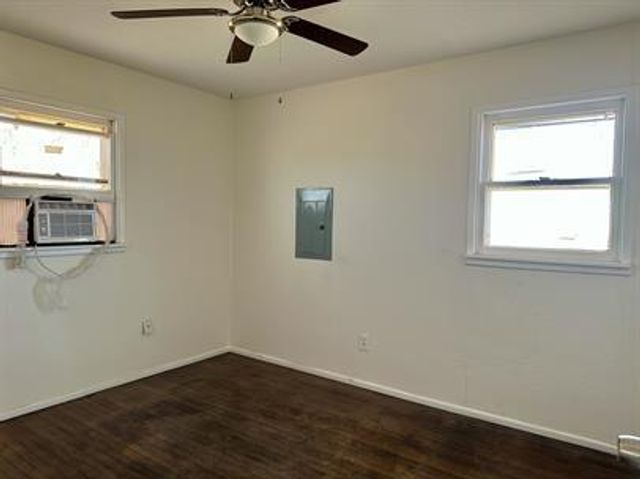 1904 S 8th Street, Tahoka, TX 79373