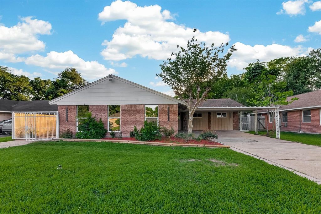 11206 Huggins Drive, Houston, TX 77035