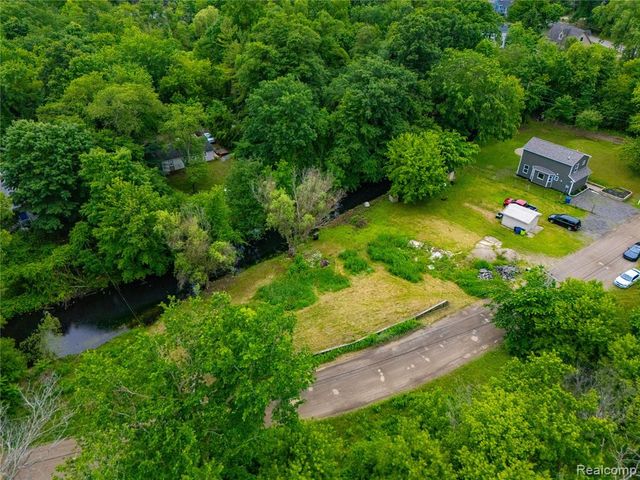 9731 Portage Trail, White Lake, MI 48386
