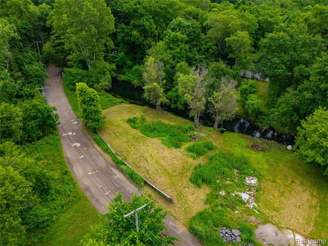 9731 Portage Trail, White Lake, MI 48386