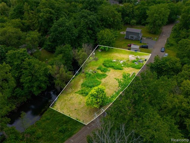 9731 Portage Trail, White Lake, MI 48386