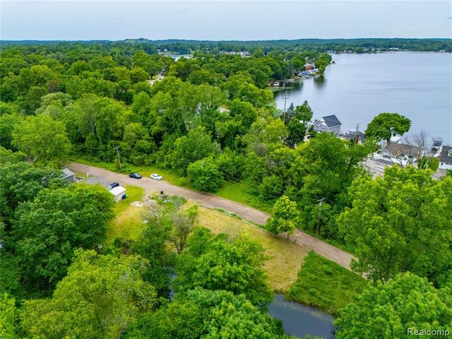 9731 Portage Trail, White Lake, MI 48386