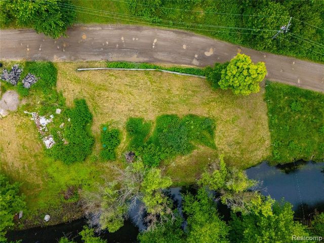 9731 Portage Trail, White Lake, MI 48386