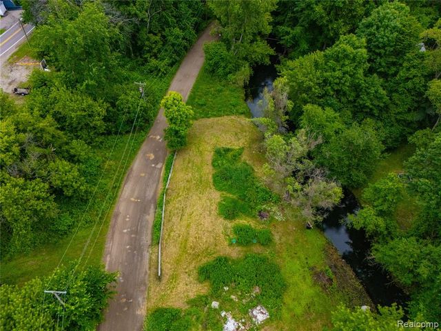 9731 Portage Trail, White Lake, MI 48386