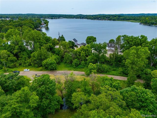9731 Portage Trail, White Lake, MI 48386