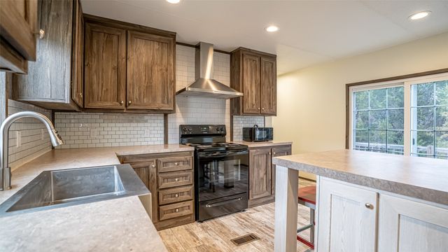 913 Bosque River Drive, Granbury, TX 76048