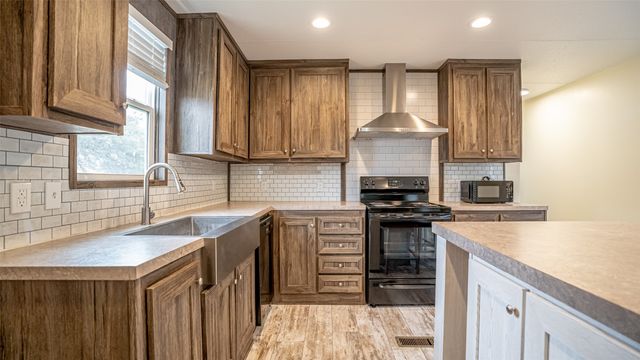 913 Bosque River Drive, Granbury, TX 76048