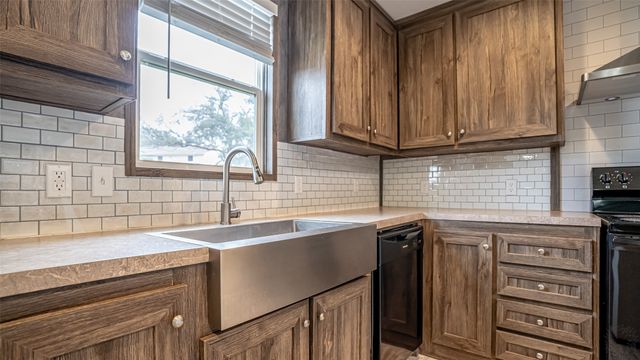 913 Bosque River Drive, Granbury, TX 76048