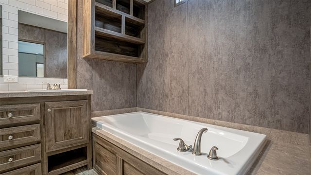 913 Bosque River Drive, Granbury, TX 76048