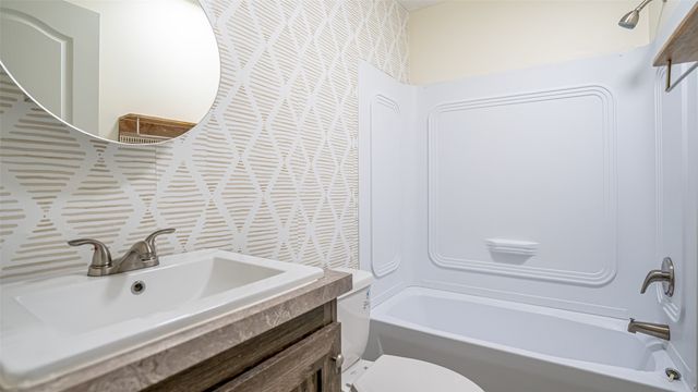 913 Bosque River Drive, Granbury, TX 76048