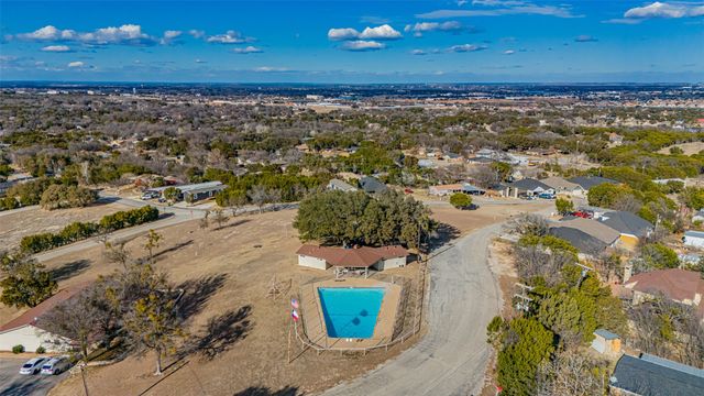 913 Bosque River Drive, Granbury, TX 76048