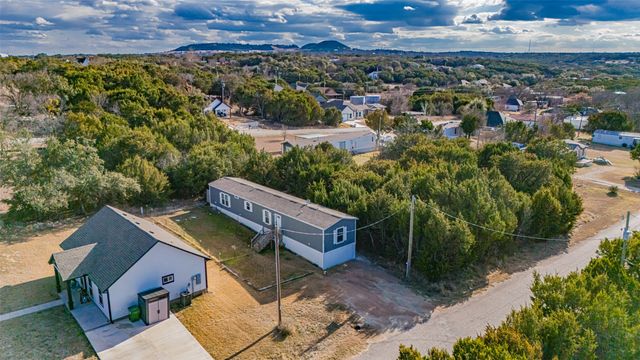 913 Bosque River Drive, Granbury, TX 76048