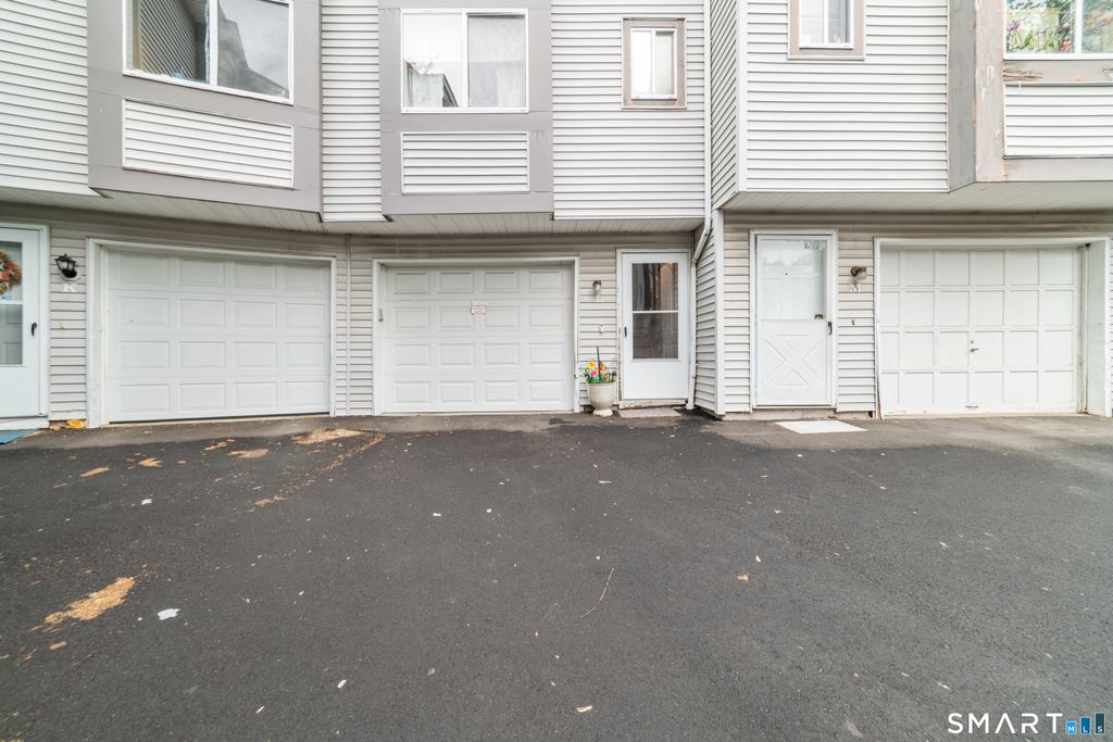 35 Pearl Lake Road L, Waterbury, CT 06706