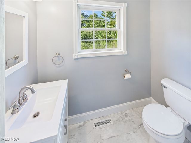 95 Falcon Heights Road, Parkersburg, WV 26104