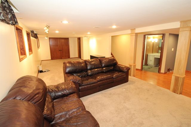 827 N Westlink Ave, Wichita, KS 67212