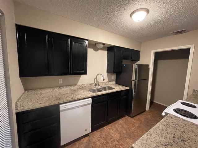104 Oak Wood Lane, Kennedale, TX 76060