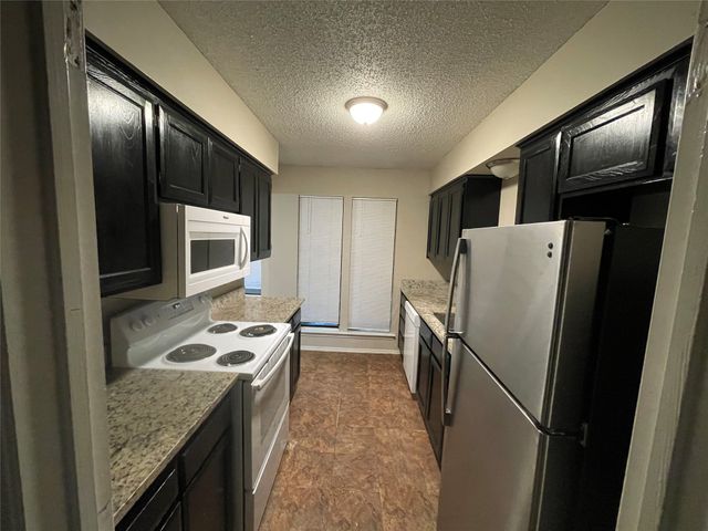104 Oak Wood Lane, Kennedale, TX 76060