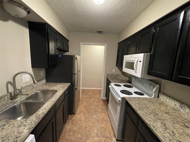 104 Oak Wood Lane, Kennedale, TX 76060
