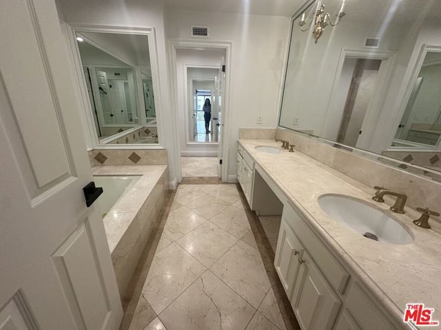 324 N Palm Drive 206, Beverly Hills, CA 90210