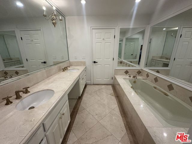 324 N Palm Drive 206, Beverly Hills, CA 90210