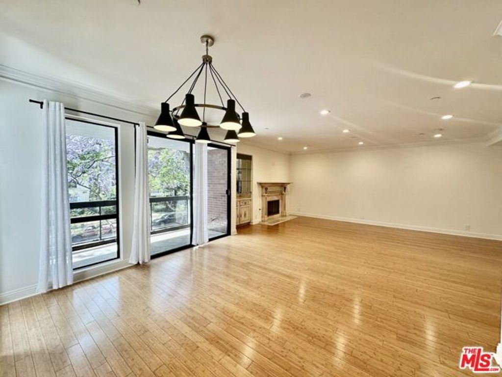 324 N Palm Drive 206, Beverly Hills, CA 90210