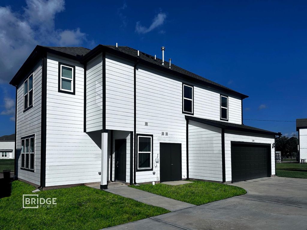 134 Pecan Lane, Lake Jackson, TX 77566