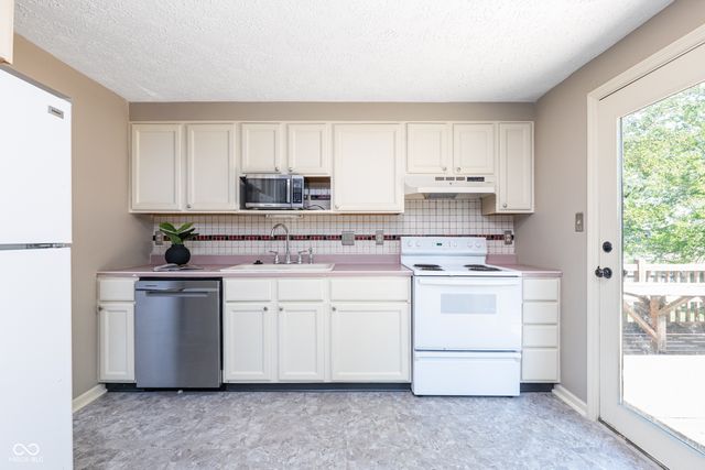 7525 Turnberry Court, Indianapolis, IN 46237