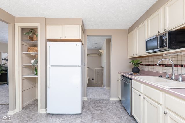 7525 Turnberry Court, Indianapolis, IN 46237