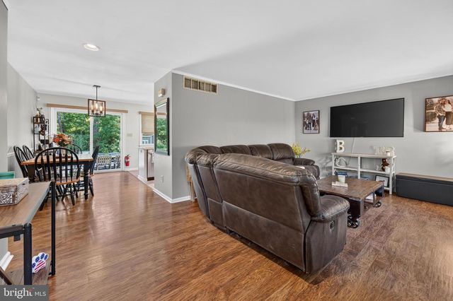 27 GRASMUR CT, Berlin, NJ 08009
