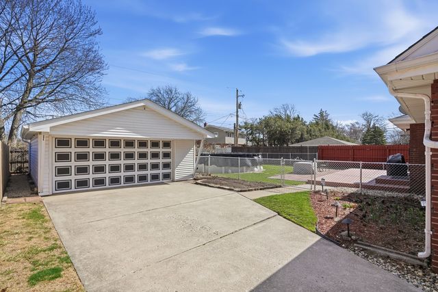 18439 Locust Street, Lansing, IL 60438