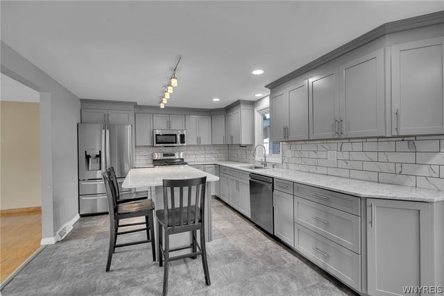 6328 Mayflower Lane, Hamburg, NY 14085