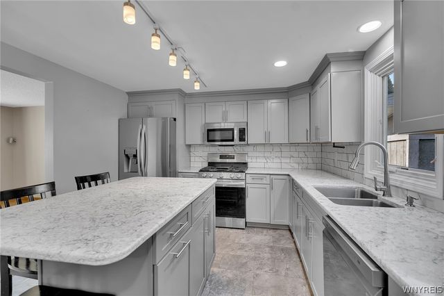 6328 Mayflower Lane, Hamburg, NY 14085