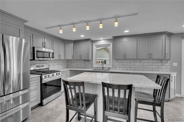 6328 Mayflower Lane, Hamburg, NY 14085