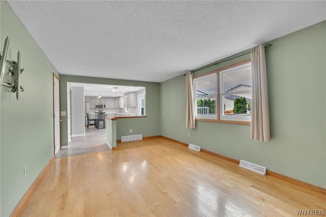 6328 Mayflower Lane, Hamburg, NY 14085