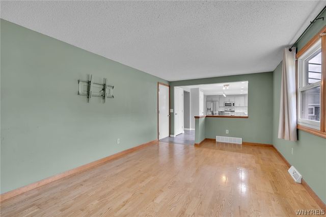 6328 Mayflower Lane, Hamburg, NY 14085