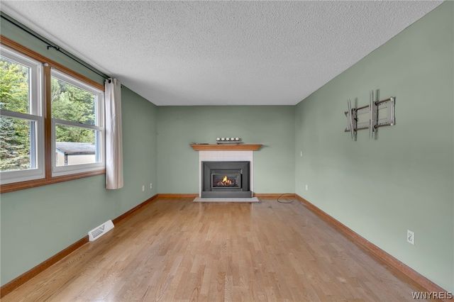 6328 Mayflower Lane, Hamburg, NY 14085